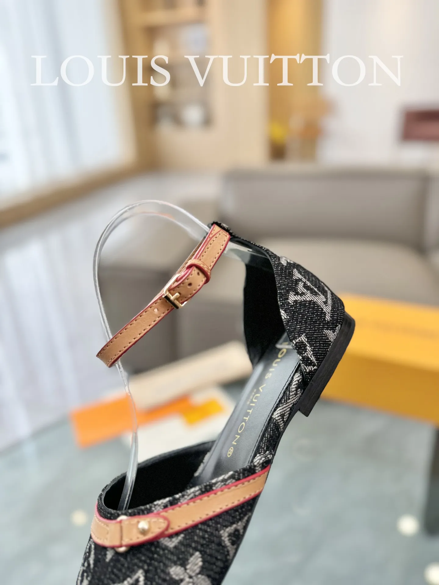 👟👟Ex-factory price 620👟👟 👟👟The top version of LV Lujia 24/denim jeans are so beautiful. I rarely make Lv family items, but I really can’t refuse this pair of kittens! I purchased the original version and developed it with care. The heels are custom molded. The brown leather with presbyopic denim is so brilliant! The perfect kitten heel, which is just right, is high-end, classic, sexy and comfortable. It is a must-have item that can give you full marks as a summer shoe! Sandals 5cm and 9cm/hollow sandals/ballet shoes 🔜3 items ✅Upper: Denim denim ✅Inner: original customized cowhide ✅Outsole: Italian genuine leather outsole ✅Number of yards: 35-41 (40.41 customization is not returnable) ✅Packaging: full set of exquisite packaging